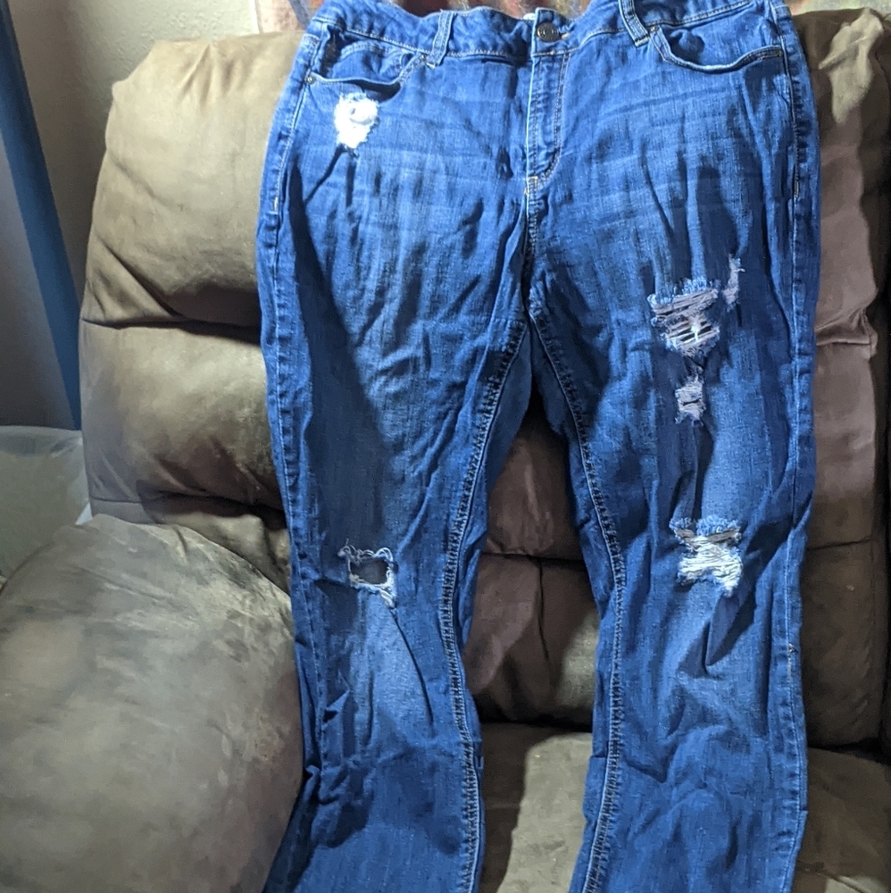 Distressed skinny jeans